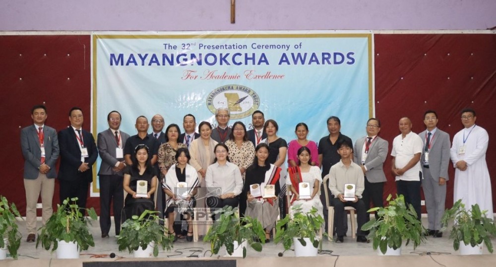 Aotula T Imchen, IPS along with the award recipients during the 32nd Presentation Ceremony of the Mayangnokcha Awards for Academic Excellence at Holy Cross Higher Secondary School, Dimapur held on November 1. (DIPR Photo)
