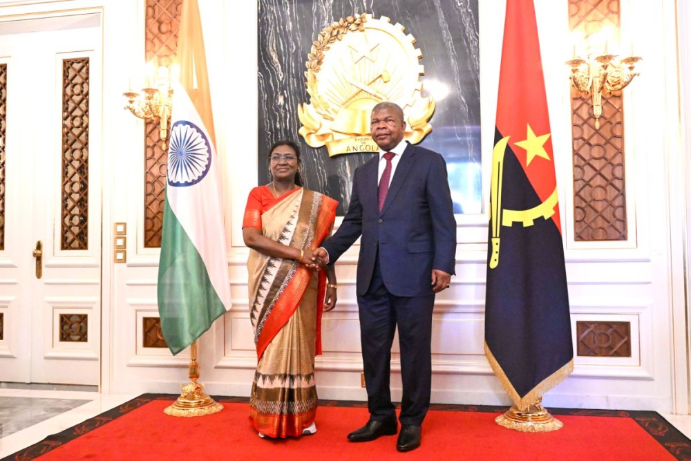 Luanda: President Droupadi Murmu is received with a ceremonial welcome and guard of honour by Angolan President João Manuel Gonçalves Lourenço at the Presidential Palace in Luanda, Angola, on Sunday, November 9, 2025. (Photo: IANS/X/@rashtrapatibhvn)