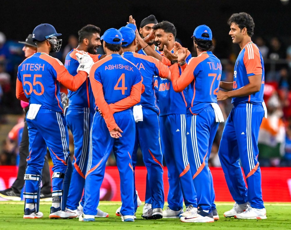 Gold Coast: India’s Axar Patel and teammates celebrate the wicket of Australia's Matthew Short during the 4th T20I cricket match between India and Australia at People First Stadium in Gold Coast, Australia, on Thursday, November 6, 2025. (Photo: IANS)