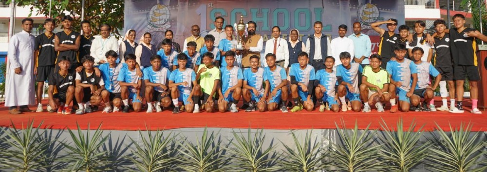 Students of Green Higher Secondary School with the faculty of SJU at the valedictory programme of the 1st School Tournament Hub, held at the SJUcampus on November 7.