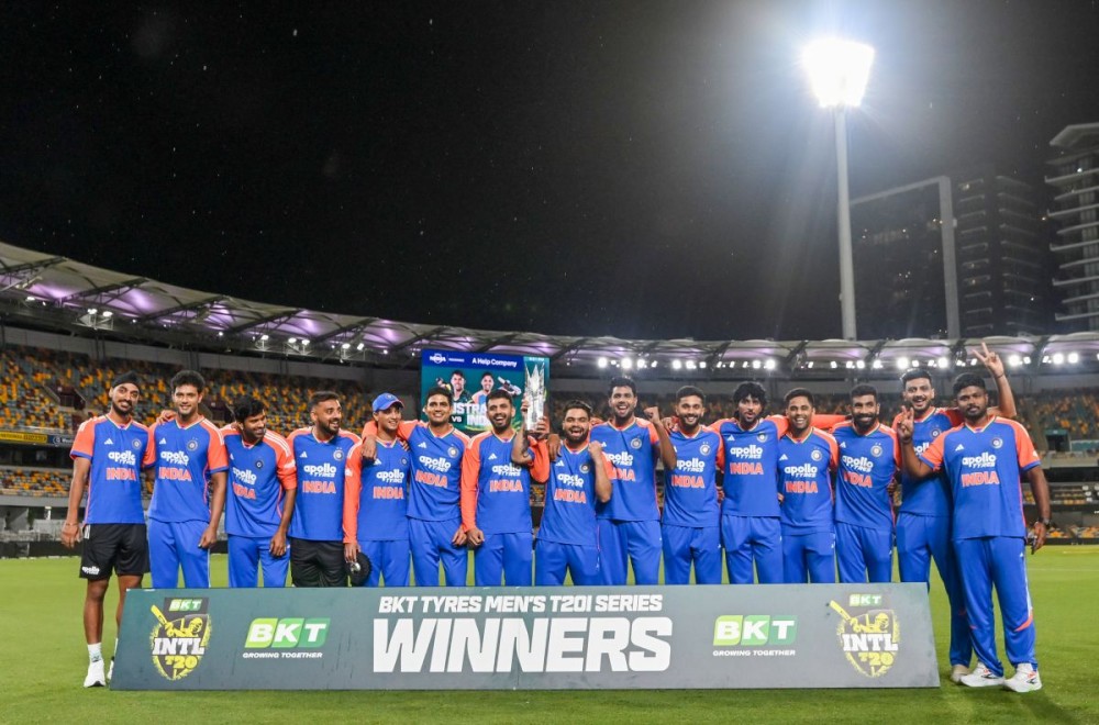 Brisbane: Indian players pose with the winners’ trophy after the 5th T20I match of the series between India and Australia at The Gabba in Brisbane on Saturday, November 8, 2025. (Photo: IANS)
