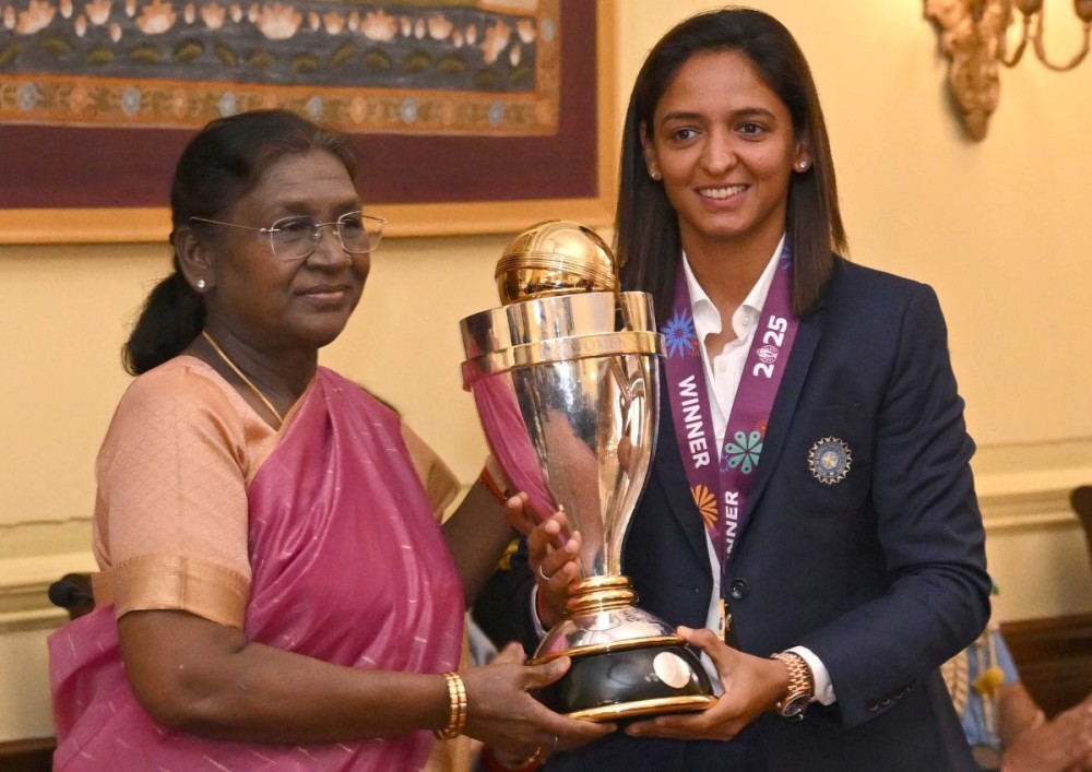 New Delhi: President Droupadi Murmu meets Indian Women’s Cricket Team captain Harmanpreet Kaur at Rashtrapati Bhavan in New Delhi on Thursday, November 6, 2025. (Photo: IANS/X/@rashtrapatibhvn)