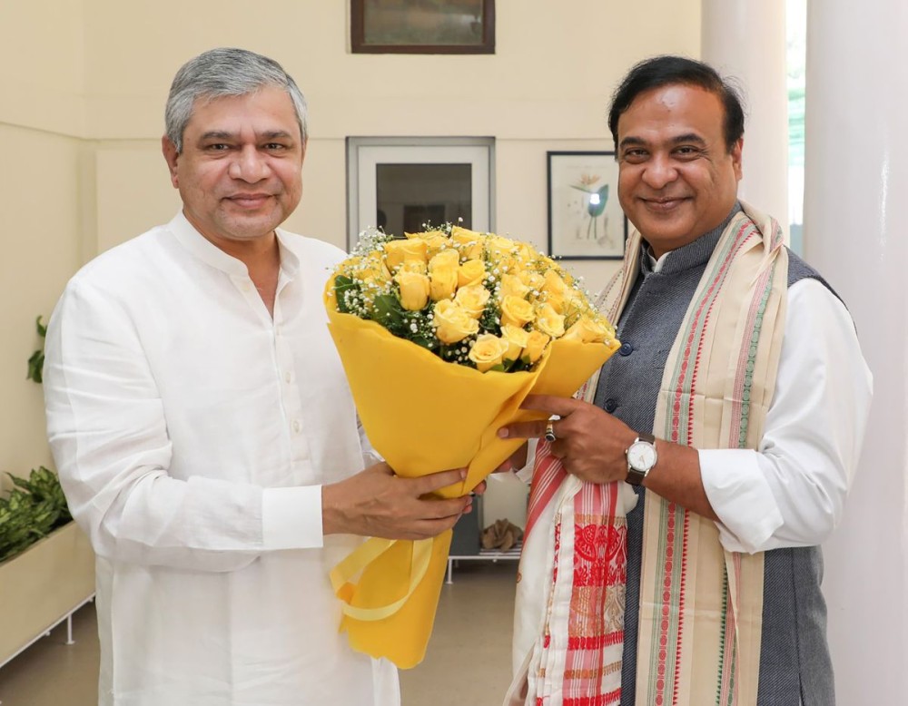 New Delhi: Assam Chief Minister Himanta Biswa Sarma meets Union Minister Ashwini Vaishnaw in New Delhi on Sunday, November 2, 2025. (Photo: IANS/X/@himantabiswa)