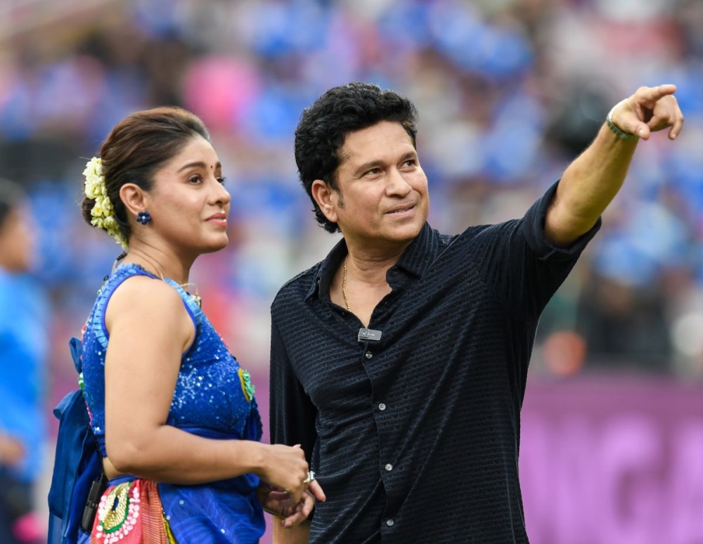 Navi Mumbai: Former cricketer Sachin Tendulkar with singer Sunidhi Chauhan ahead of the ICC Women’s World Cup final match between India Women and South Africa Women at DY Patil Stadium in Navi Mumbai on Sunday, November 2, 2025. (Photo: IANS)
