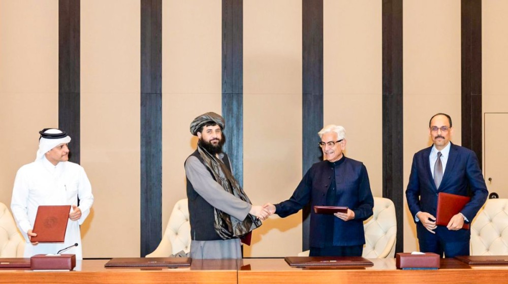 Afghanistan’s Defence Minister Mullah Muhammad Yaqoob meets Pakistani Defence Minister Khawaja Muhammad Asif during peace talks as both countries agree to an immediate ceasefire during negotiations in Doha on Sunday, October 19, 2025. (Photo: IANS/X/@MofaQatar_EN)