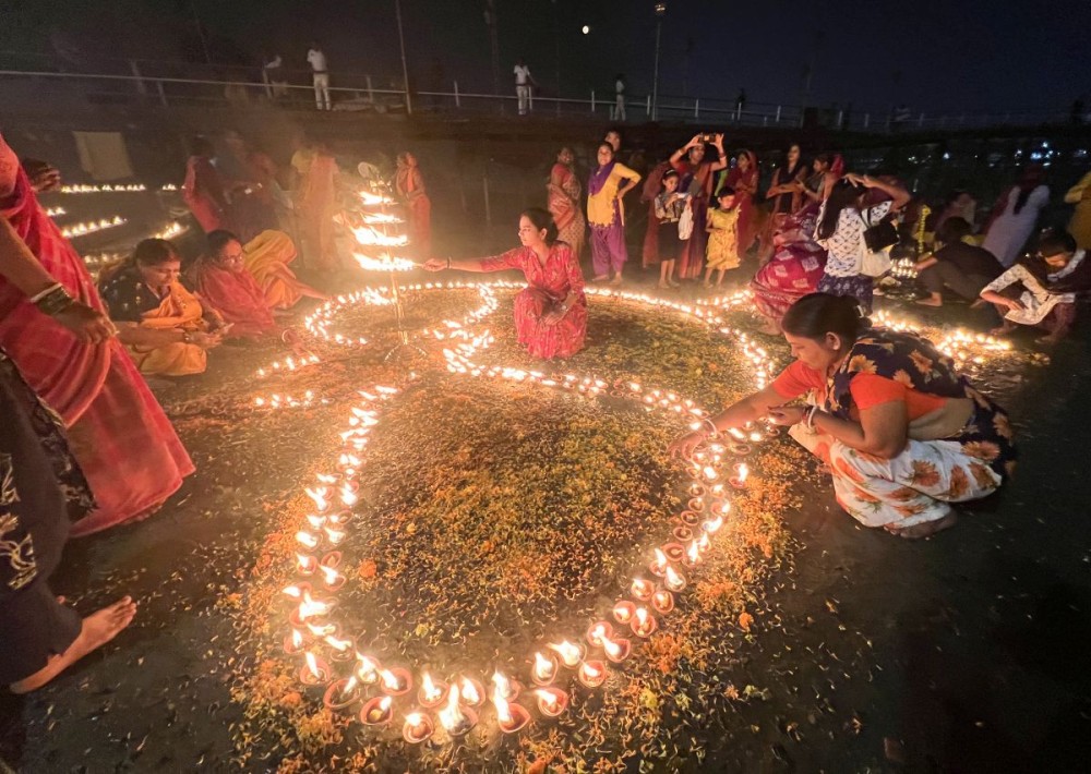 Devotees light lamps to celebrate Dev Deepawali during the Kartik Purnima celebrations at Shibpur Ghat in Howrah on  November 5. (IANS File Photo)