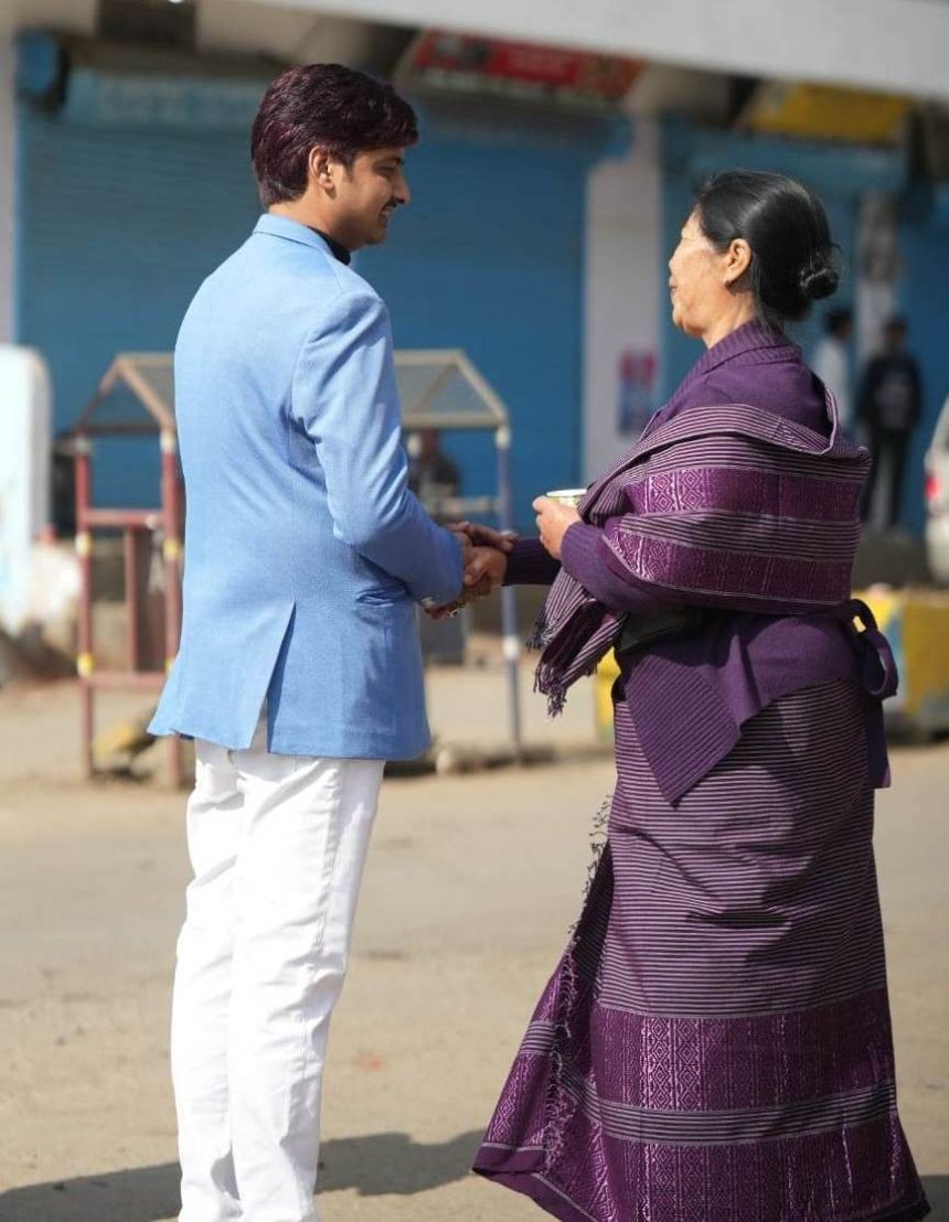 Breaking Bread: A member of the Marwari Samaj shakes hands with a member of the Mokokchung Town Baptist Arogo during a New Year’s Day lunch hosted by the Marwari Samaj, symbolising communal harmony and goodwill in Mokokchung Town.