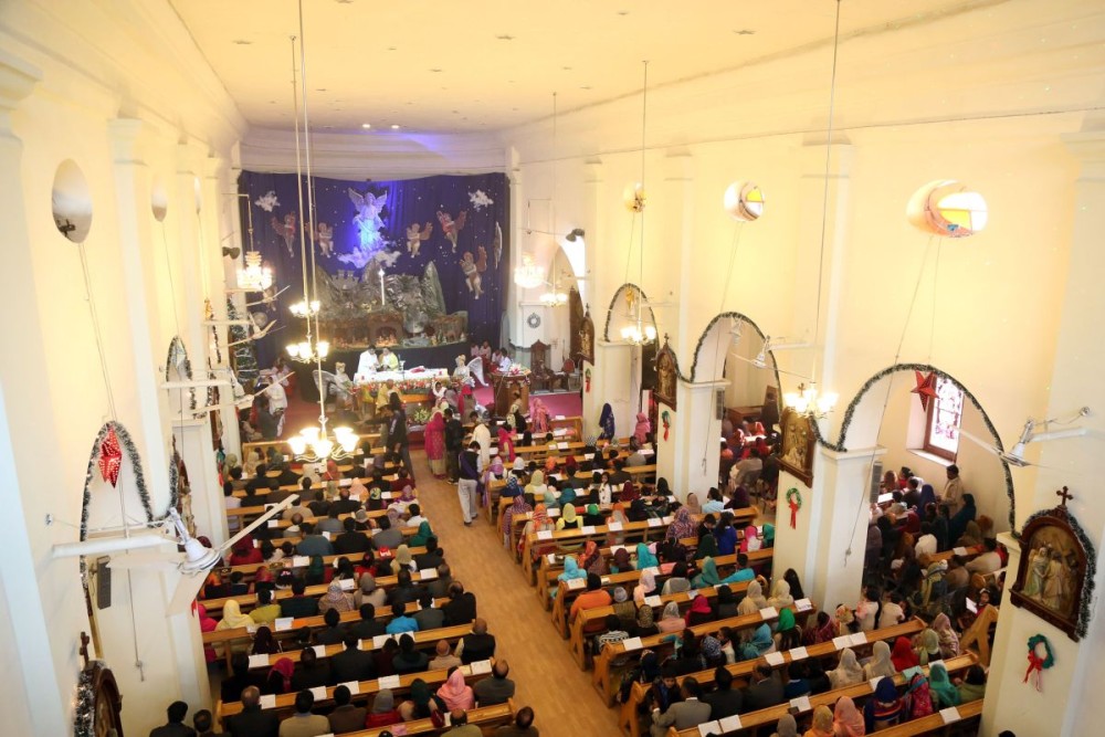 Pakistani Christians attend a Christmas mass during Christmas celebrations in Rawalpindi, Pakistan, Dec. 25, 2016. (Xinhua/Ahmad Kamal/IANS Photo)