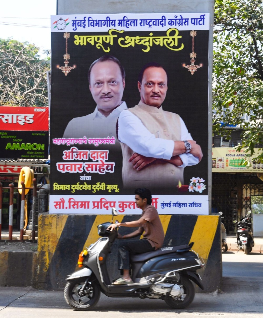 A condolence banner being displayed along a road after Maharashtra Deputy Chief Minister Ajit Pawar was killed in a plane crash during landing near Baramati in Pune district, in Mumbai, Wednesday, January 28, 2026. (IANS Photo)