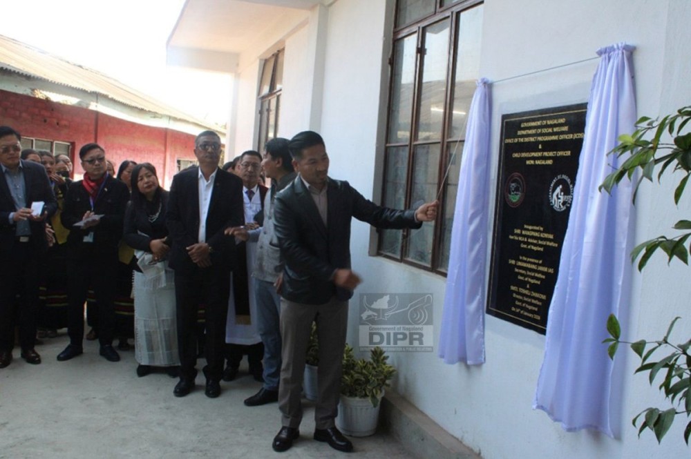 Wangpang Konyak unveils the monolith during the inauguration of the ICDS & CDPO office building in Mon on January 14. (DIPR Photo)