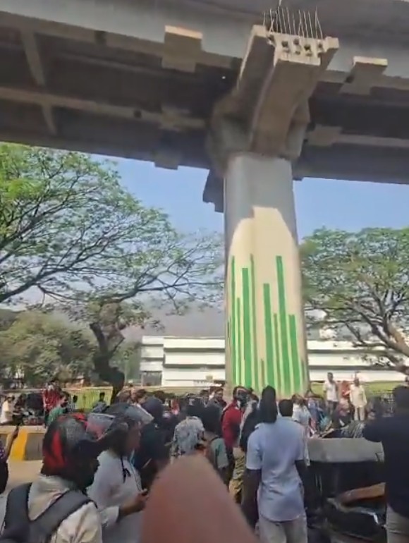 Mumbai Metro pillar collapse: CM Fadnavis announces Rs 5 lakh assistan...