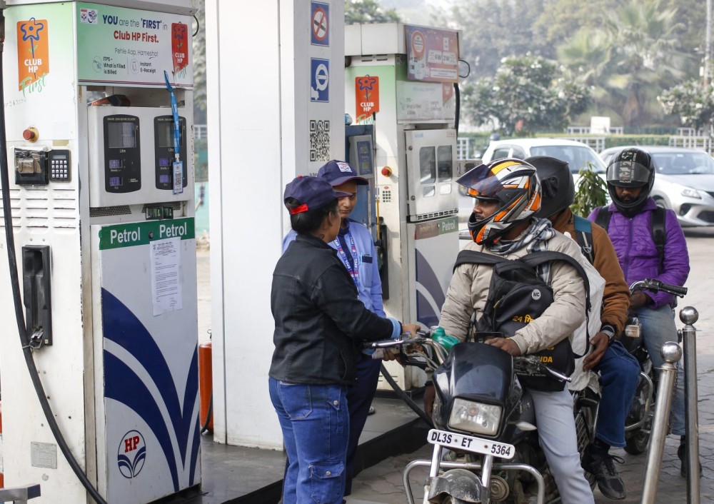 New Delhi: People stand in a queue at a petrol pump amid inspection of the Pollution Under Control Certificate (PUCC) by Delhi Minister Manjinder Singh Sirsa (unseen) in New Delhi on Thursday, December 18, 2025. (Photo: IANS/Wasim Sarvar)