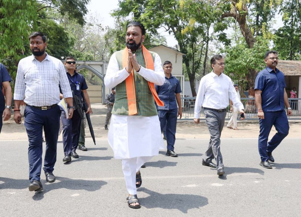 Bihar Chief Minister Samrat Choudhary walks from Lok Sevak Awas at 1 Anne Marg to the Chief Minister’s Secretariat without a convoy or special arrangements before attending official work, in Patna district of Bihar on May 15. (IANS/X/@officecmbihar Photo)