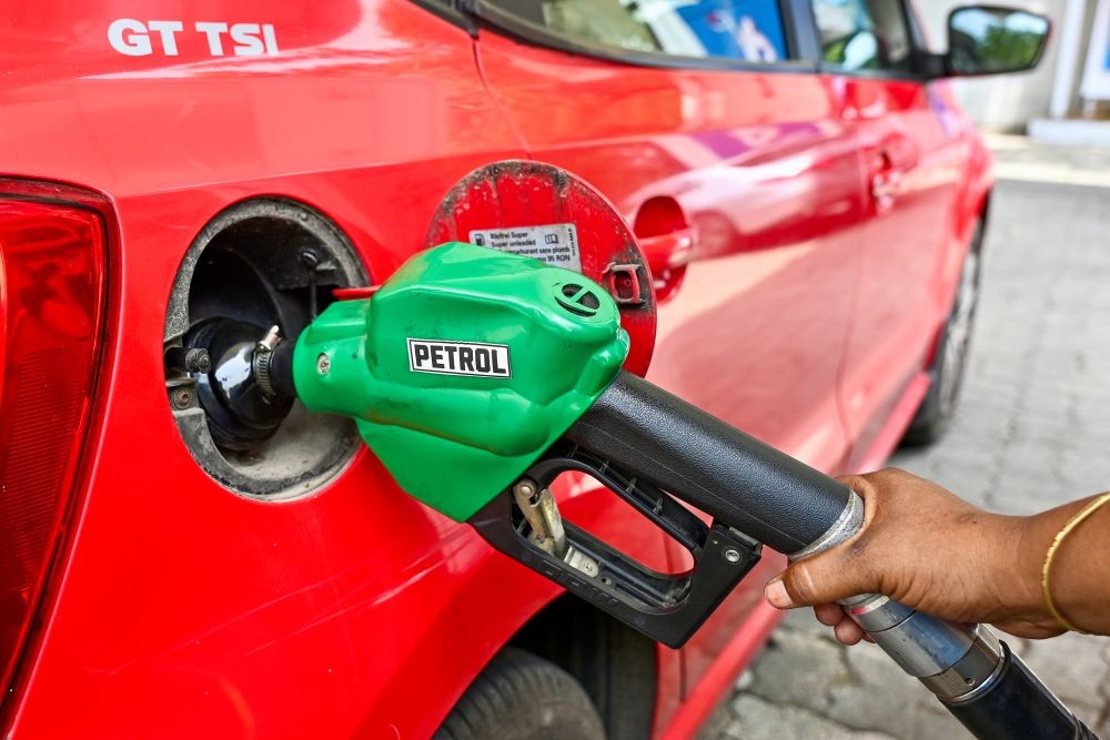 A petrol pump attendant fills fuel in a vehicle at a petrol pump after the third hike in petrol and diesel prices in New Delhi on May 23, 2026. (IANS Photo)