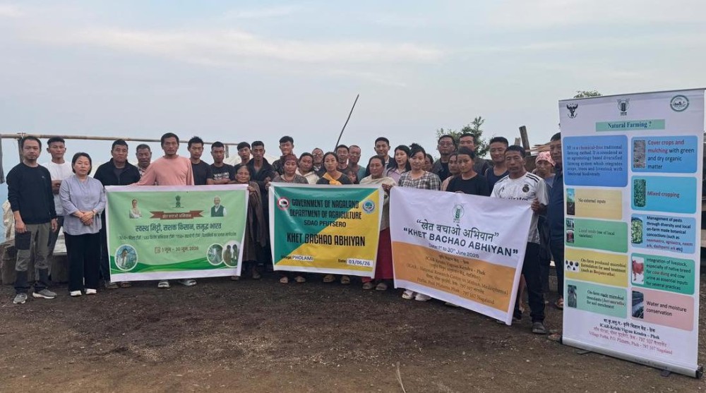 Dignitaries with participants of Khet Bachao Abhiyan.