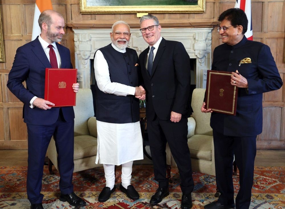 Prime Minister Narendra Modi shakes hands with UK Prime Minister Keir Starmer as Union Commerce and Industry Minister Piyush Goyal and UK Secretary of State for Business and Trade Jonathan Reynolds look on during the signing ceremony of the Comprehensive Economic and Trade Agreement (CETA), in Buckinghamshire on July 24, 2025. (IANS/PMO File Photo)