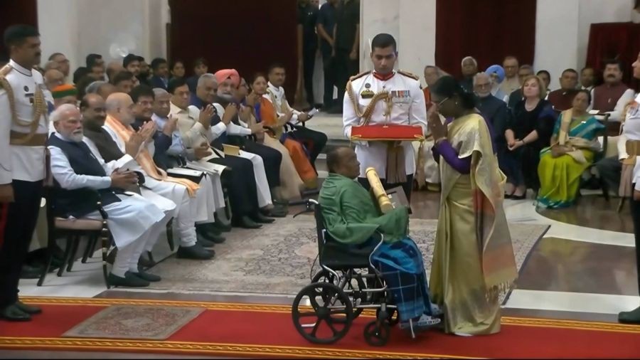 Shibu Soren conferred Padma Bhushan posthumously, wife receives honour from Prez Murmu. (IANS Photo)