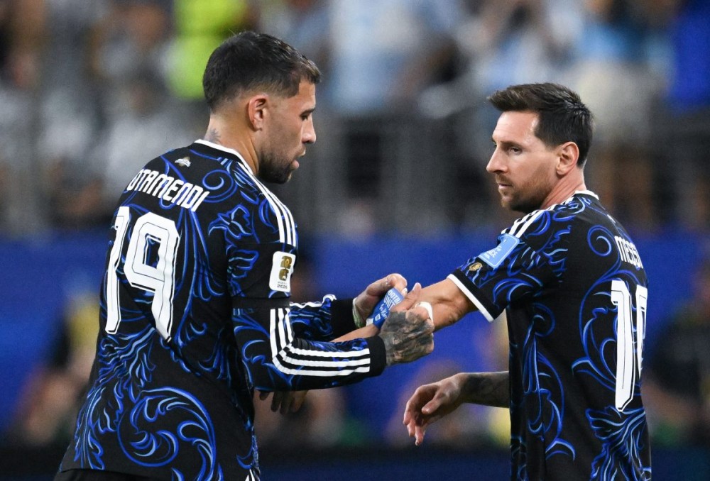 Dallas: Nicolas Otamendi (L) of Argentina helps Lionel Messi put on the captain armband during the Group J match between Jordan and Argentina at the 2026 FIFA World Cup at Dallas Stadium in Dallas, the United States, on Friday, June 27, 2026. (Photo: Xinhua via IANS)