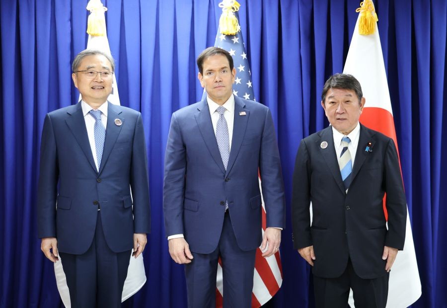 (From L to R) South Korean Foreign Minister Cho Hyun, U.S. Secretary of State Marco Rubio and Japanese Foreign Minister Toshimitsu Motegi pose for a photo in Manila on July 22, 2026, as they hold a trilateral meeting on the sidelines of meetings related to the Association of Southeast Asian Nations. (IANS Photo)