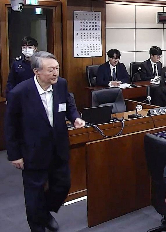Former President Yoon Suk Yeol enters a courtroom at the Seoul Central District Court to hear the verdict in his trial on charges including obstruction of investigators’ attempt to detain him last year, in Seoul on January 16, 2026. ( IANS File Photo)