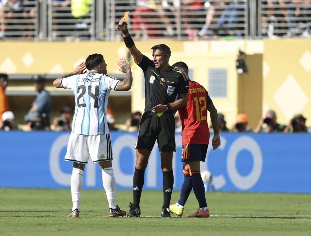 New Jersey: Enzo Fernandez (L) of Argentina is shown a red card during the final match between Spain and Argentina at the 2026 FIFA World Cup at the New York New Jersey Stadium, the United States, July 19, 2026. (Photo: Xinhua via IANS)