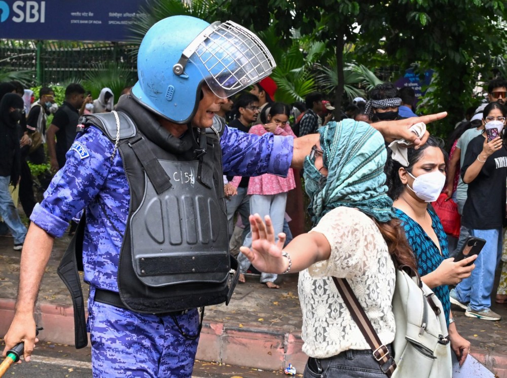 New Delhi: A supporter of the Cockroach Janta Party (CJP) speaks to a Rapid Action Force (RAF) jawan during the ‘Chalo Sansad’ protest march towards Parliament near Jantar Mantar in New Delhi on Monday, July 20, 2026. (Photo: IANS/Biplab Banerjee)