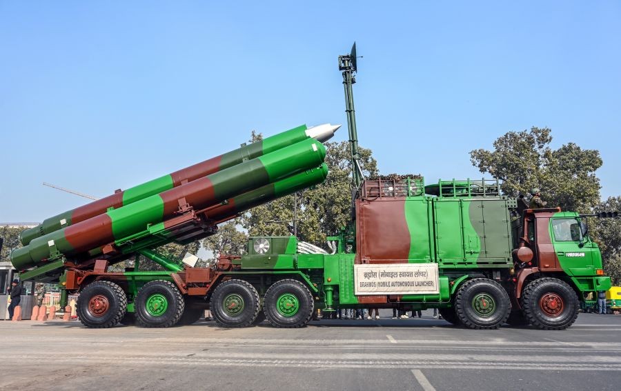 A BrahMos missile system mounted on a mobile autonomous launcher marches during a rehearsal for the upcoming Republic Day parade at Kartavya Path, in New Delhi, on January 20, 2026. ( IANS/Deepak Kumar Photo)