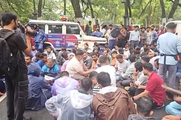 Jharkhand exam cancellations spark fresh protests, selected candidates storm Secretariat campus. (IANS Photo)