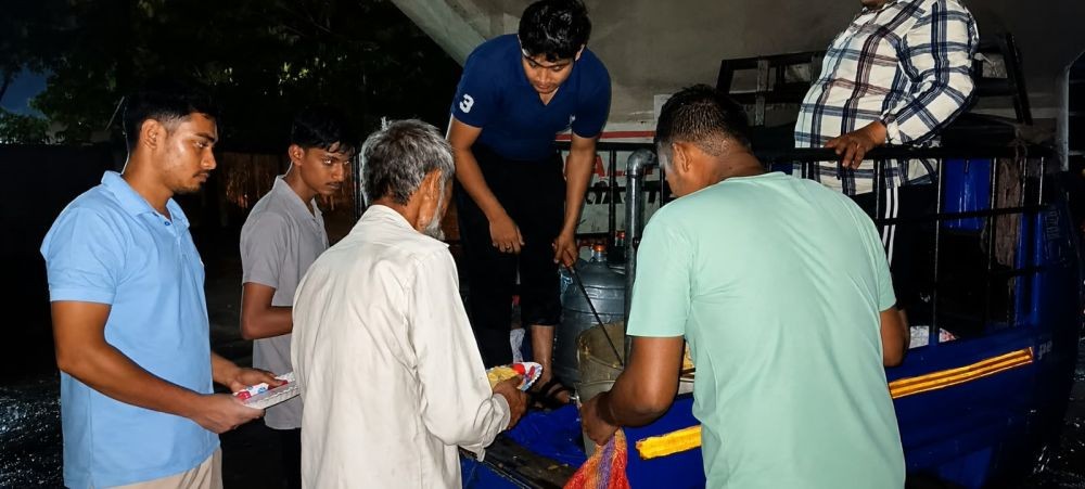 EDUCEN volunteers distribute food and drinking water to needy and vulnerable people near Dimapur Railway Station on August 18.