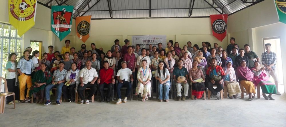 Dignitaries with participants of comprehensive technology demonstration prog on scientific ericulture at New Terogyungu on August 12.