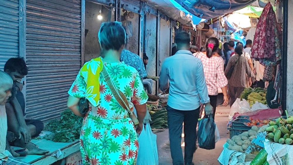 Despite a ban, single-use plastic bags remain in use at New Market Dimapur alongside traditional alternatives such as leaves and newspapers. (Moarula Pongen/Morung Photo)