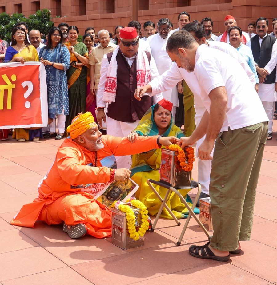 Independent MP Rajesh Ranjan alias Pappu Yadav, and Leader of the Opposition in the Lok Sabha Rahul Gandhi and other opposition MPs during a protest over the alleged misappropriation of donations meant for the Ram Temple at the Parliament House complex during the Monsoon Session in New Delhi on July 31, 2026. (IANS Photo)