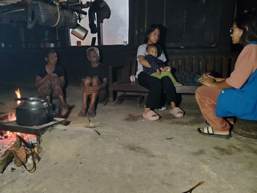 An ASHA worker conducts a breastfeeding awareness session with a mother, child and family members during World Breastfeeding Week observance in Mon district.