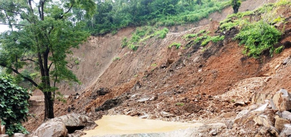 Massive landslide between Mesulumi and Chizami on September 5.