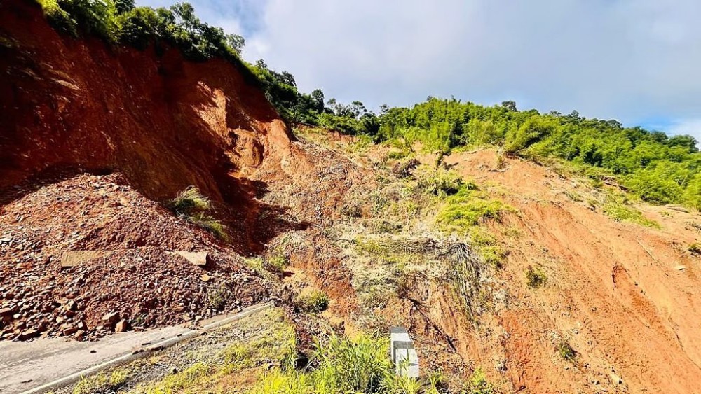 The highway connecting Tamlu with Mon and other parts of Longleng districts destroyed by a landslide. (Photo Courtesy: Sandipan Talukdar)