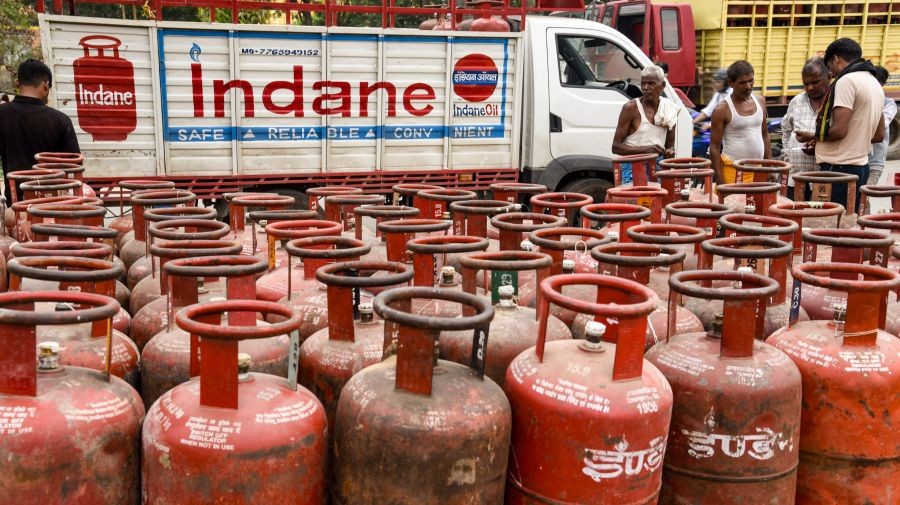 Vendors stand beside LPG cylinders at an agency amid supply disruptions linked to the ongoing West Asia conflict affecting the global energy supply chain, in Patna on April 1, 2026. (IANS File Photo)