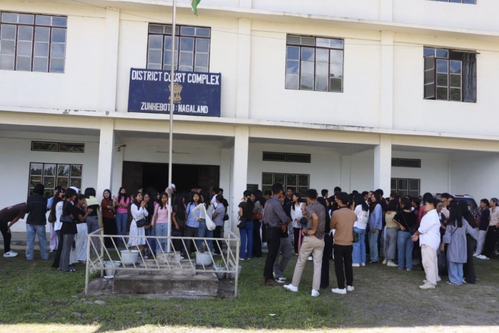 Members of Nagaland University  Students’ Union Lumami, research scholars and other students at the District Court Complex, Zunheboto, on September 22. (Morung Photo)
