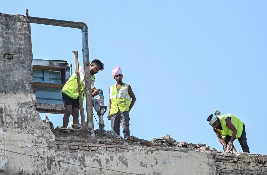 Workers demolish a building adjoining the one that collapsed in Satya Niketan on September 6, after the structure was declared dangerous by the Municipal Corporation of Delhi (MCD), in New Delhi on September 9, 2026. (Photo: IANS/Deepak Kumar)