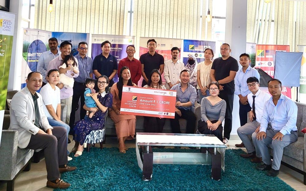 Advisor Hekani Jakhalu, YouthNet officials and recipients of Series 4 of the YouthNet Incubation Centre SISFS in Chümoukedima on September 30. Photo Courtesy: YouthNet)