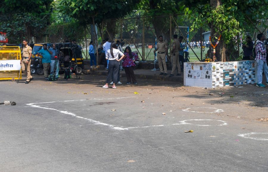 Police cordon off and barricade the site where unidentified assailants opened fire at actor Tiger Shroff’s car near Pushpa Narsee Park in Juhu as part of the ongoing investigation, in Mumbai, Maharashtra, on October 19, 2026. (Photo: IANS)