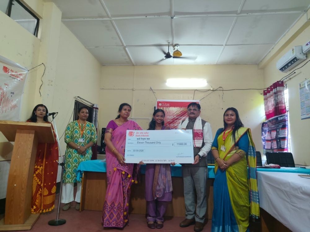 BoB officials present the cash prize to Likuma Saha at the Auditorium of the Department of Hindi, Gauhati University. (Photo Courtesy: Bank of Baroda)