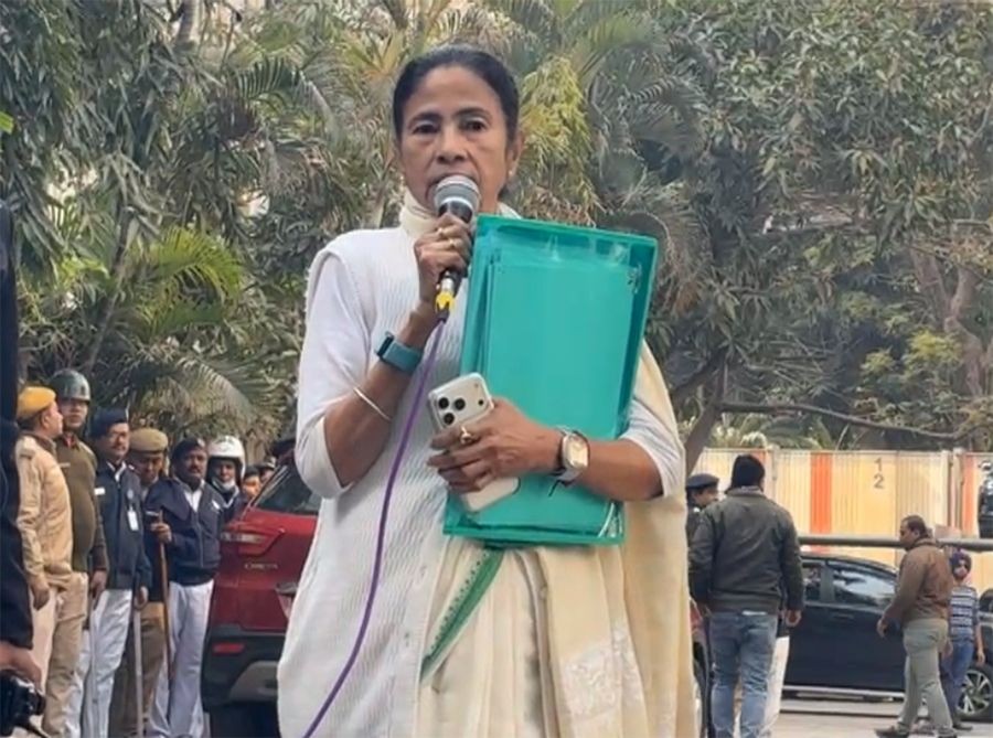 West Bengal Chief Minister Mamata Banerjee speaks to the media outside the residence of I-PAC chief Prateek Jain amid an ongoing Enforcement Directorate search, in Kolkata on January 8, 2026. (IANS/Video Grab)
