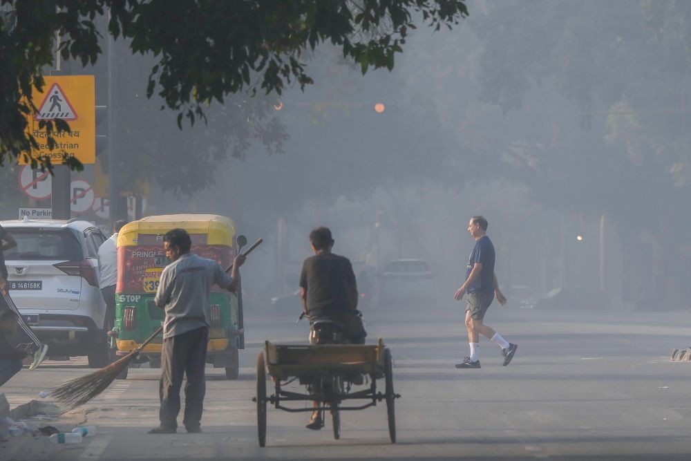New Delhi: Commuters navigate a smog-covered street amid deteriorating air quality in the national capital on Wednesday, October 21, 2026. (Photo: IANS/Deepak Kumar)