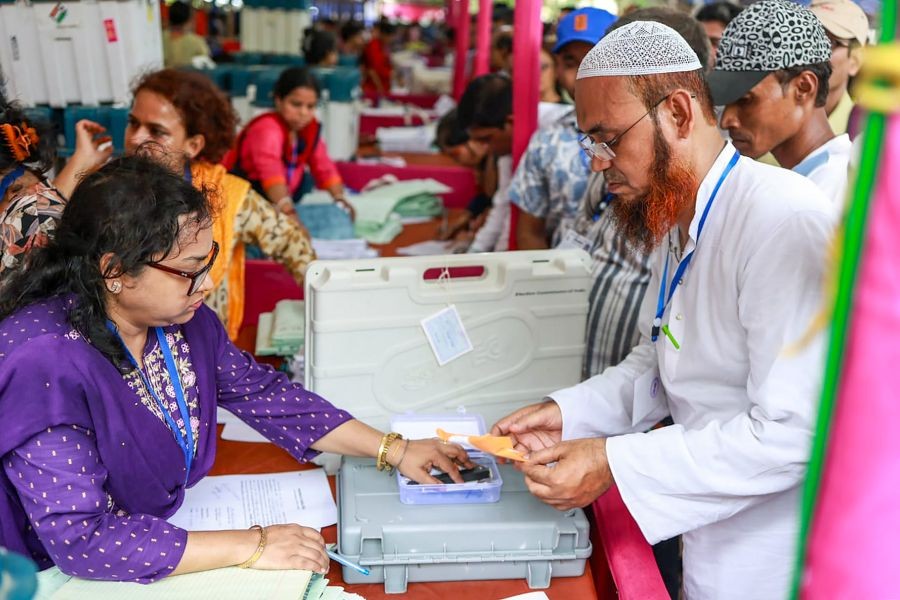 A polling official collects Electronic Voting Machine (EVM) and other election material at a distribution centre ahead of the second phase of West Bengal Assembly elections in North 24 Parganas district on April 28, 2026. (Photo: IANS/X/@CEOWestBengal)