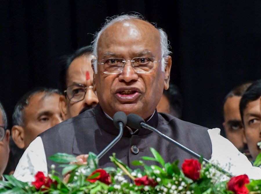 Congress President Mallikarjun Kharge speaks during the birth anniversary event of Bihar’s first Chief Minister Shri Krishna Sinha in Patna, Bihar, on October 25, 2026. (Photo: IANS)