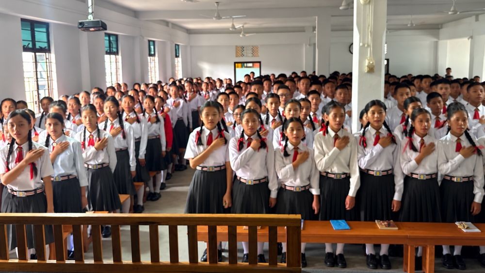 Students taking a pledge to remain tobacco-free during the launch of the Tobacco-Free Youth Campaign 4.0 at Sacred Heart School, Mon, on October 28. (Photo Courtesy:  NHM, Mon)