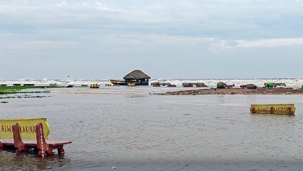 Kakinada: High waves lash the coast as seawater inundates the beach area amid Cyclone Arnab in Kakinada, Andhra Pradesh, on Tuesday, October 27, 2026. (Photo: IANS/Video Grab
