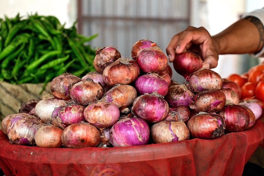 A vendor sells onions at a market as the retail price of onions rises above Rs 60 per kg, in Bikaner, Rajasthan, on August 26, 2026. (Photo: IANS)