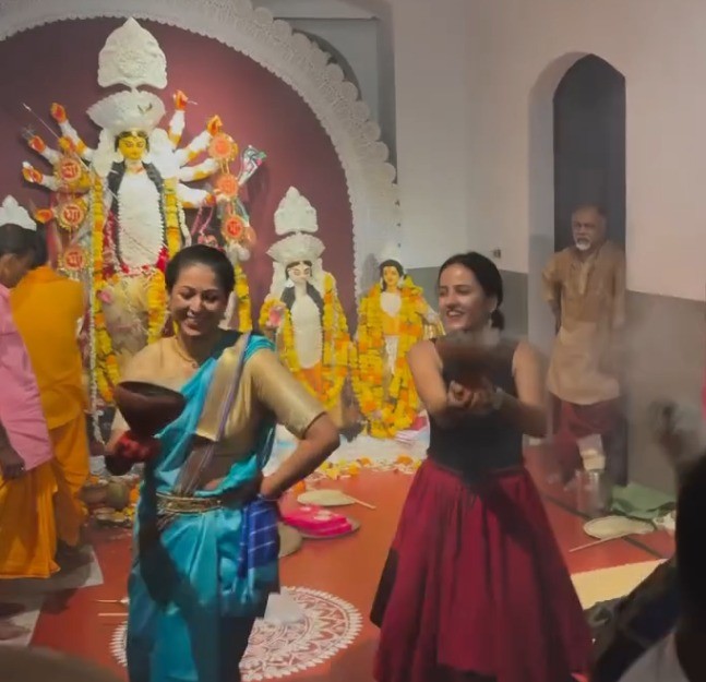Lisa Ray witnesses Bengali community’s beautiful ‘Pujo Bari’ in Goa with her twin daughters (Photo : IANS/Lisa Ray/insta)