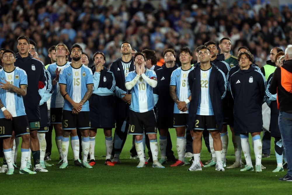 Lionel Messi (C) of Argentina watches a drone show with his teammates after a football friendly match between Argentina and Benin at the Monumental Stadium in Buenos Aires, capital of Argentina, on Oct. 6, 2026. The match marked Lionel Messi's final appearance for the Argentina national football team. (Photo: Xinhua via IANS)